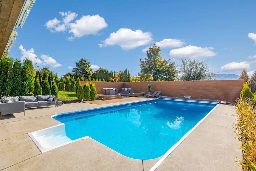 Luxurious 5 Bedroom House With Pool & Sauna West Kelowna Exterior photo