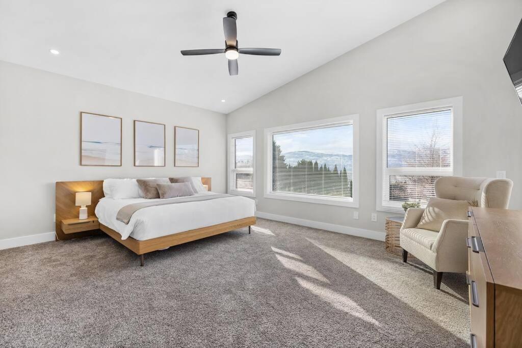 Luxurious 5 Bedroom House With Pool & Sauna West Kelowna Exterior photo