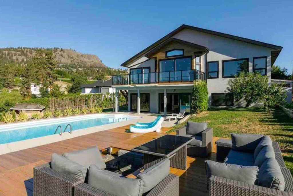 Luxurious 5 Bedroom House With Pool & Sauna West Kelowna Exterior photo