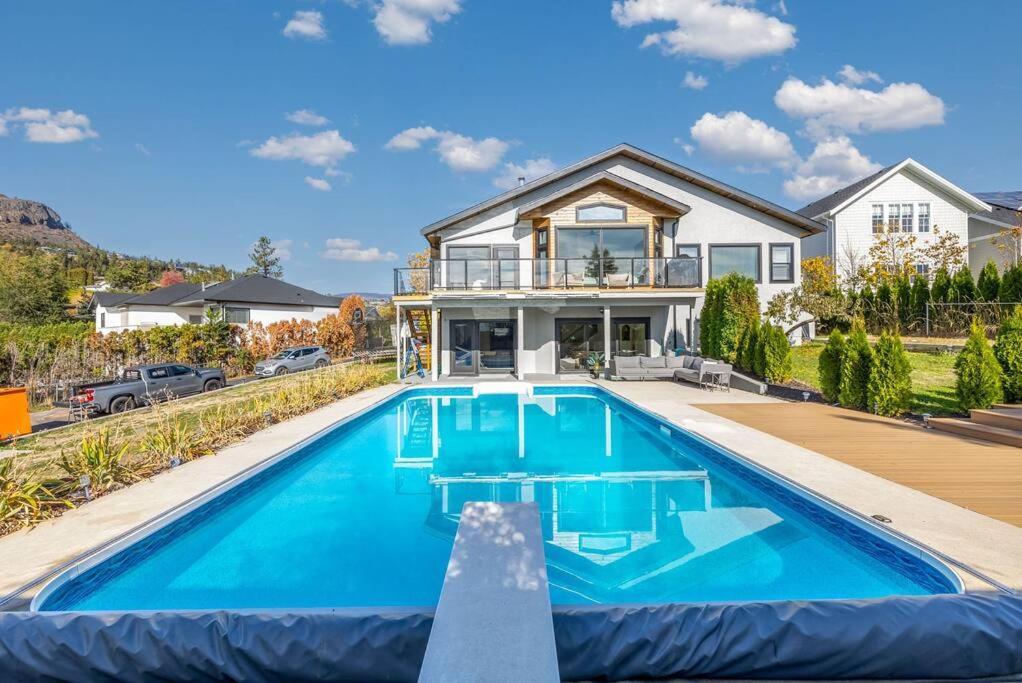 Luxurious 5 Bedroom House With Pool & Sauna West Kelowna Exterior photo