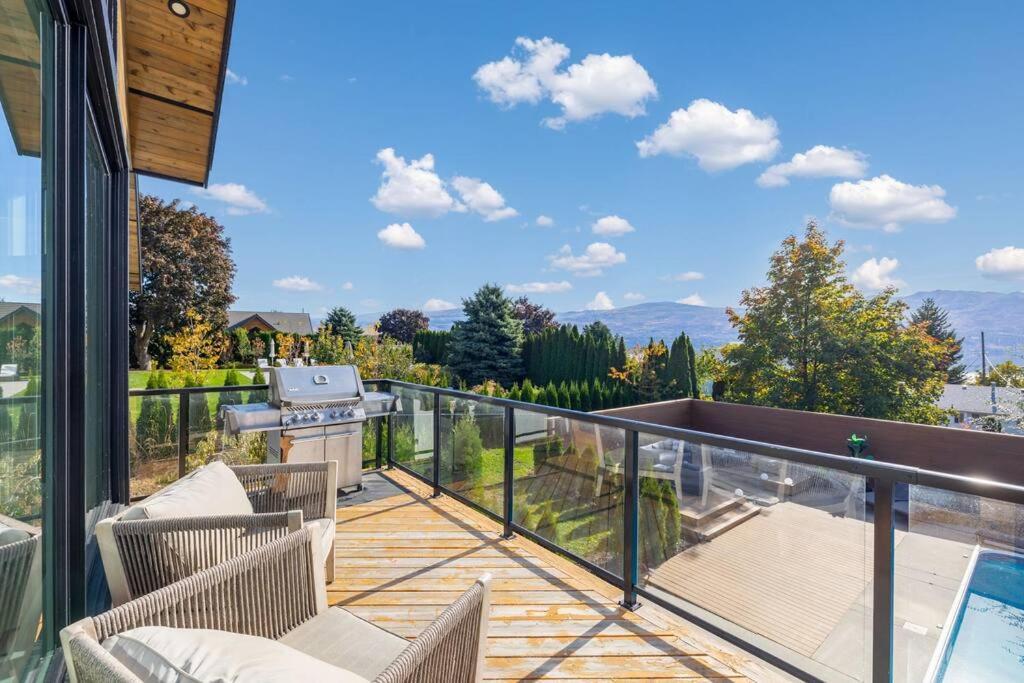 Luxurious 5 Bedroom House With Pool & Sauna West Kelowna Exterior photo